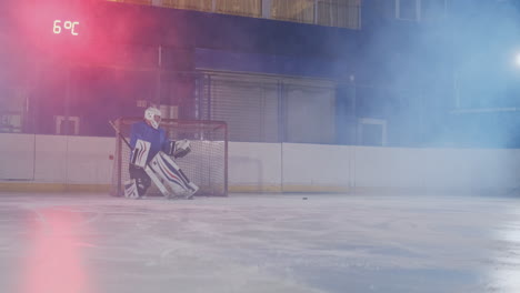 Ein-Eishockeyspieler-Führt-Einen-Angriff-Auf-Das-Gegnerische-Tor-Aus-Und-Schießt-In-Der-Verlängerung-Ein-Tor.-Der-Spieler-Bringt-Seinem-Team-Den-Sieg-Im-Elfmeterschießen